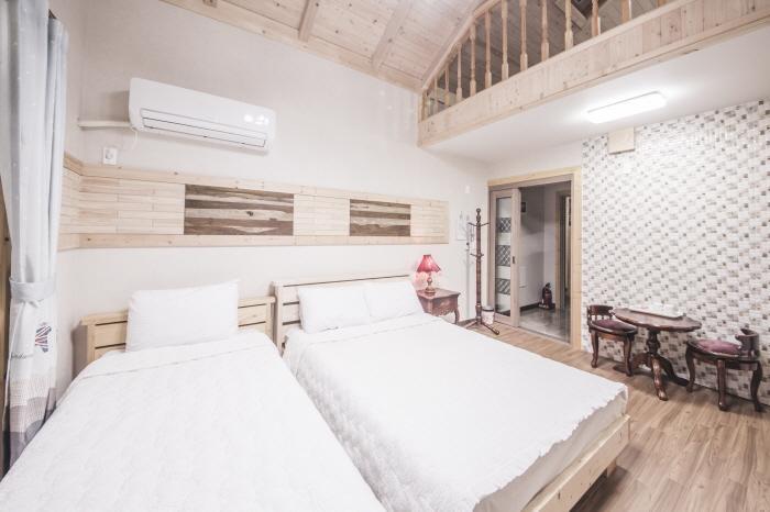 Red Windmill Pension Jeju Ngoại thất bức ảnh