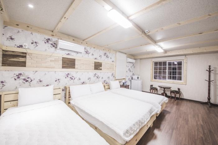 Red Windmill Pension Jeju Ngoại thất bức ảnh