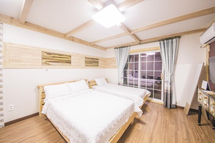Red Windmill Pension Jeju Ngoại thất bức ảnh