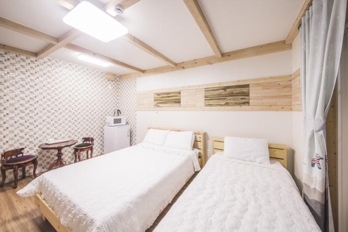 Red Windmill Pension Jeju Ngoại thất bức ảnh