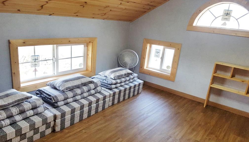 Red Windmill Pension Jeju Ngoại thất bức ảnh