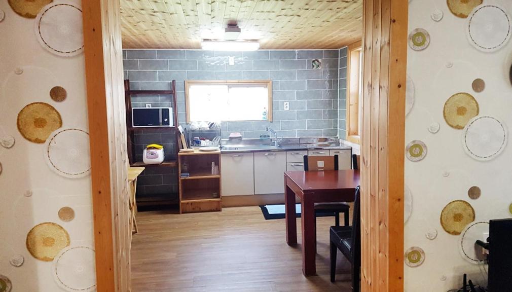 Red Windmill Pension Jeju Ngoại thất bức ảnh