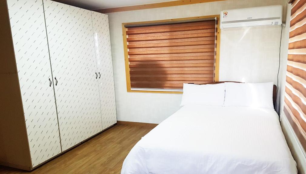 Red Windmill Pension Jeju Ngoại thất bức ảnh